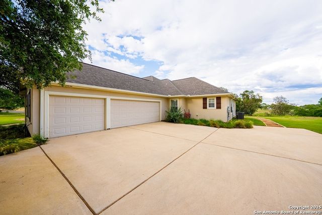 100 Glen Lakes Ct W, Ingram, TX 78025