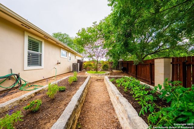100 Glen Lakes Ct W, Ingram, TX 78025