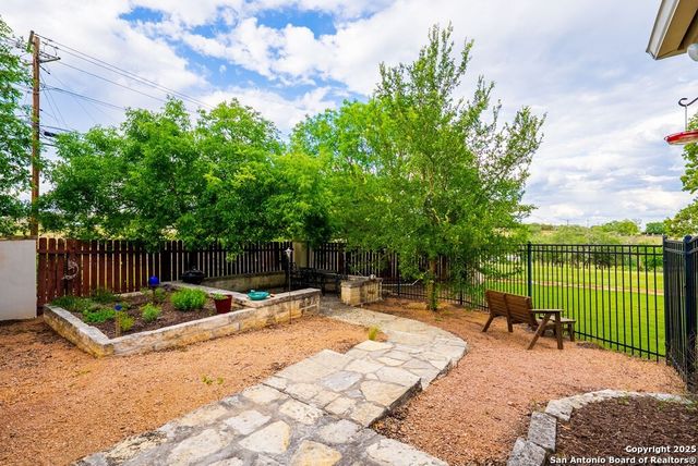 100 Glen Lakes Ct W, Ingram, TX 78025
