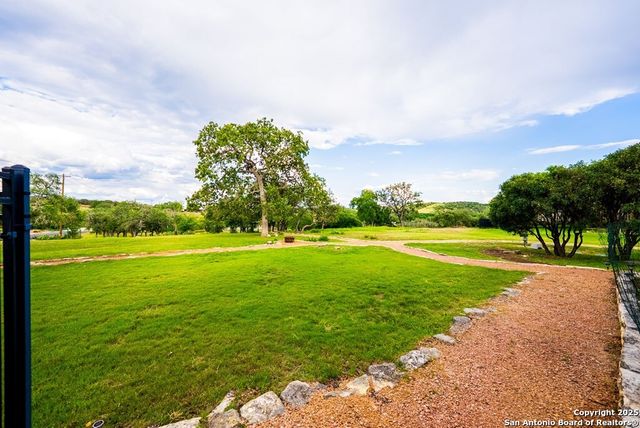 100 Glen Lakes Ct W, Ingram, TX 78025