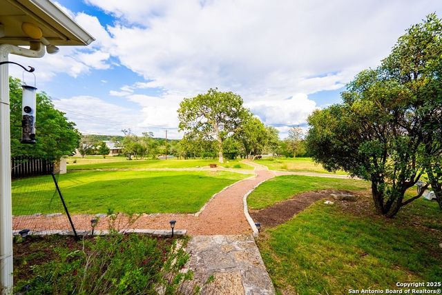 100 Glen Lakes Ct W, Ingram, TX 78025