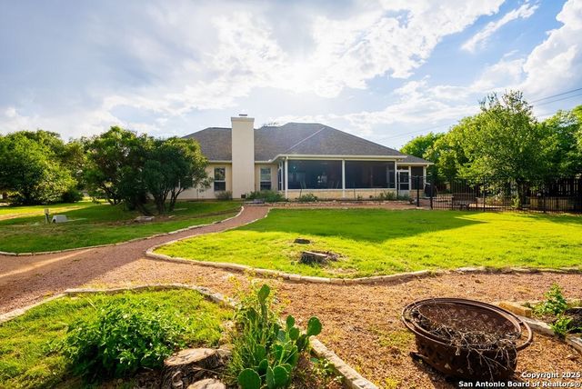 100 Glen Lakes Ct W, Ingram, TX 78025