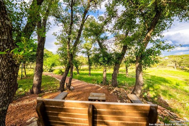 100 Glen Lakes Ct W, Ingram, TX 78025