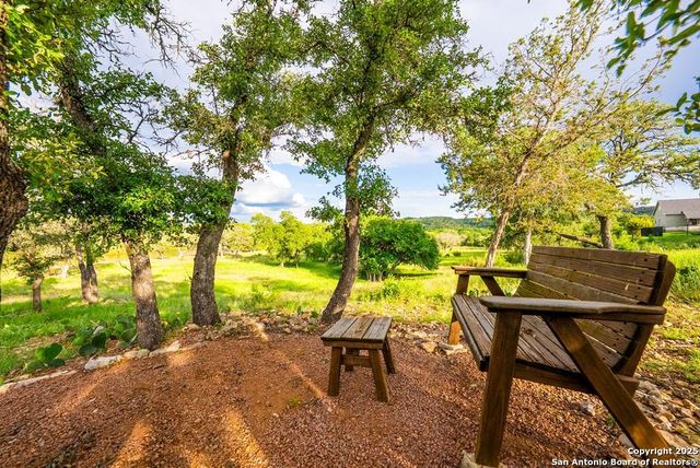 100 Glen Lakes Ct W, Ingram, TX 78025