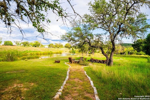 100 Glen Lakes Ct W, Ingram, TX 78025