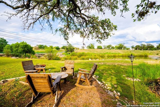 100 Glen Lakes Ct W, Ingram, TX 78025
