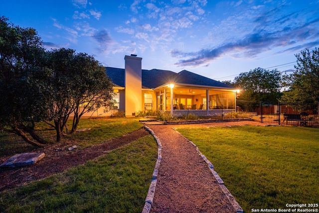 100 Glen Lakes Ct W, Ingram, TX 78025