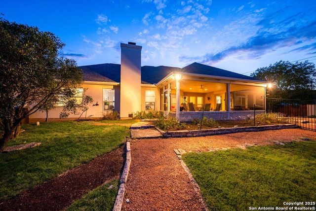 100 Glen Lakes Ct W, Ingram, TX 78025