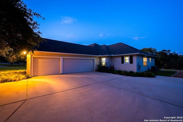 100 Glen Lakes Ct W, Ingram, TX 78025