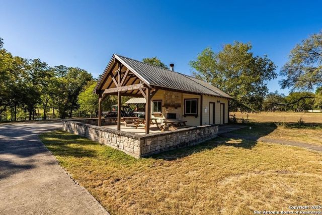 100 Glen Lakes Ct W, Ingram, TX 78025