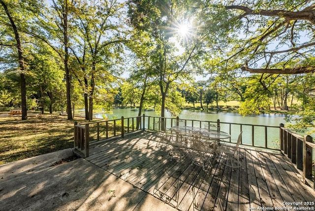 100 Glen Lakes Ct W, Ingram, TX 78025