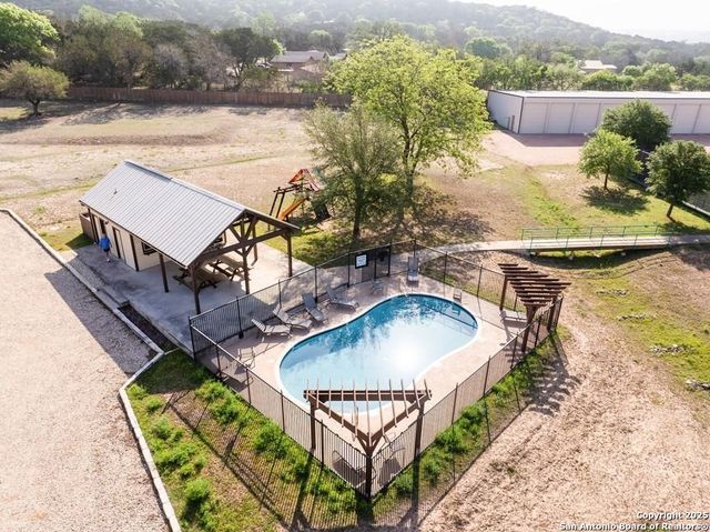 100 Glen Lakes Ct W, Ingram, TX 78025