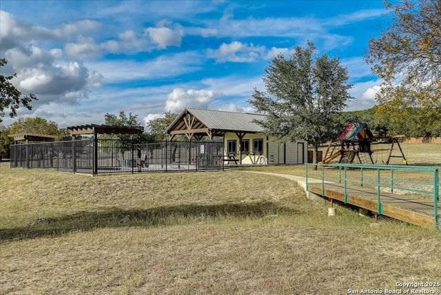 100 Glen Lakes Ct W, Ingram, TX 78025