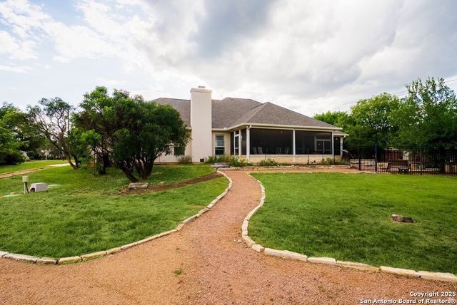 100 Glen Lakes Ct W, Ingram, TX 78025