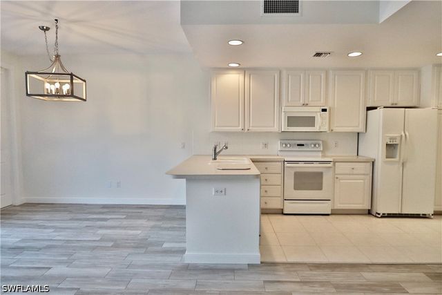 6182 Towncenter CIR, Naples, FL 34119