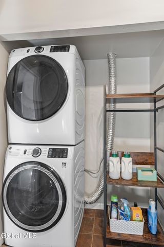 87 Algonquin Road, Clifton Park, NY 12065