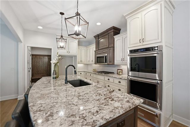 9892 Hollis Lane, Lenexa, KS 66227