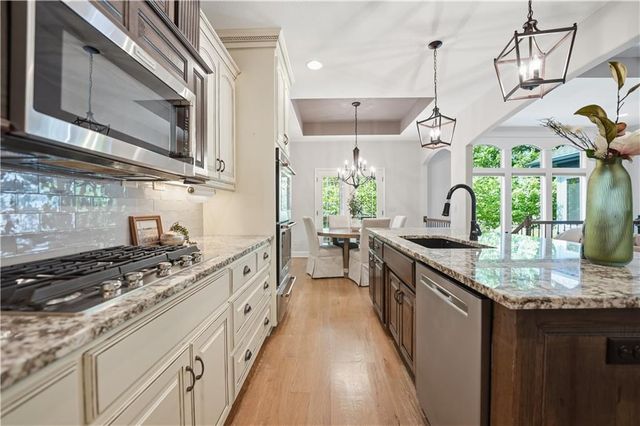9892 Hollis Lane, Lenexa, KS 66227