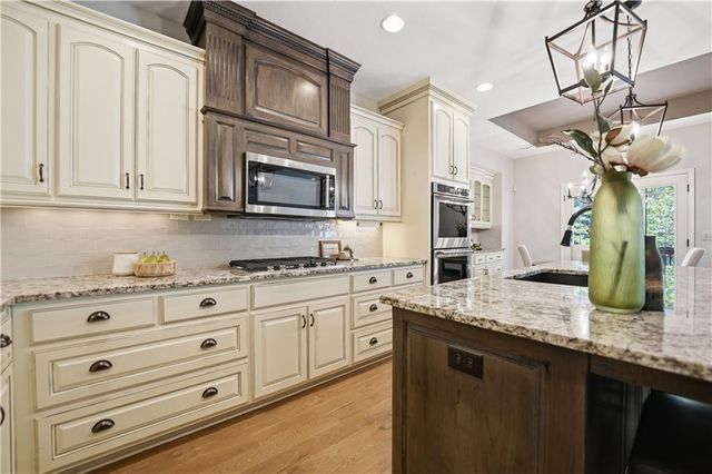 9892 Hollis Lane, Lenexa, KS 66227