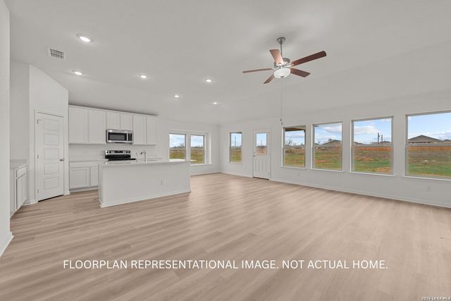 133 GREELEY DR, Floresville, TX 78114