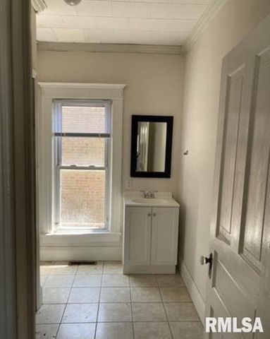 2001 S SPRING Street, Springfield, IL 62704