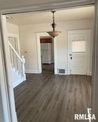 2001 S SPRING Street, Springfield, IL 62704