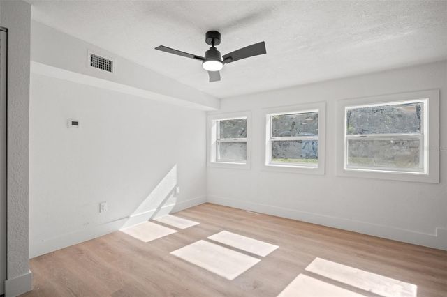 9402 W CLUSTER AVENUE, Tampa, FL 33615