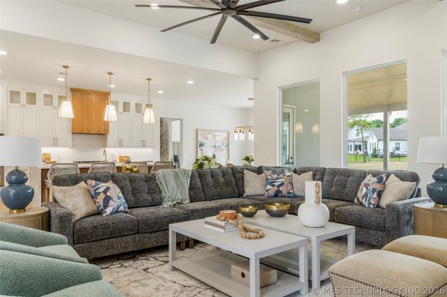 17776 E Falcon Pass, Owasso, OK 74055