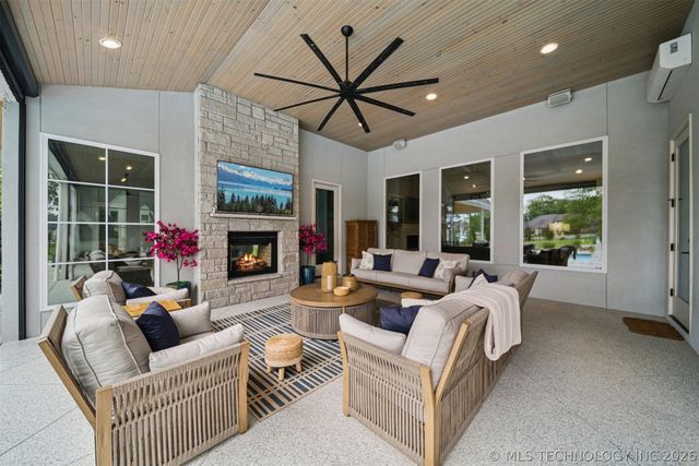 17776 E Falcon Pass, Owasso, OK 74055