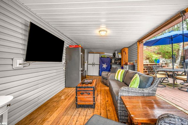 1028 E Lakeshore Drive, Landrum, SC 29356