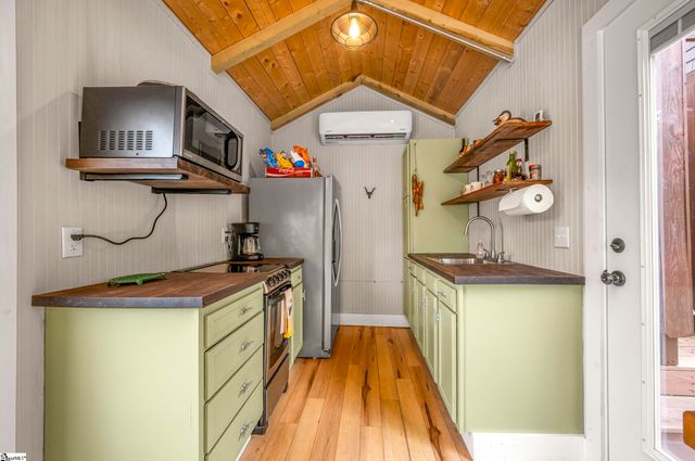 1028 E Lakeshore Drive, Landrum, SC 29356