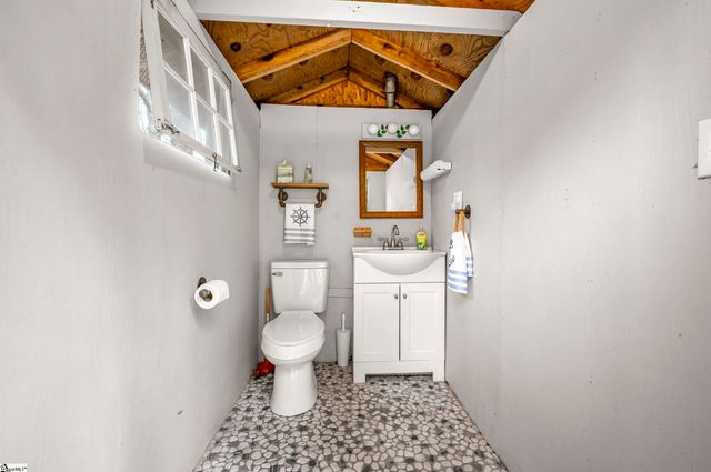 1028 E Lakeshore Drive, Landrum, SC 29356