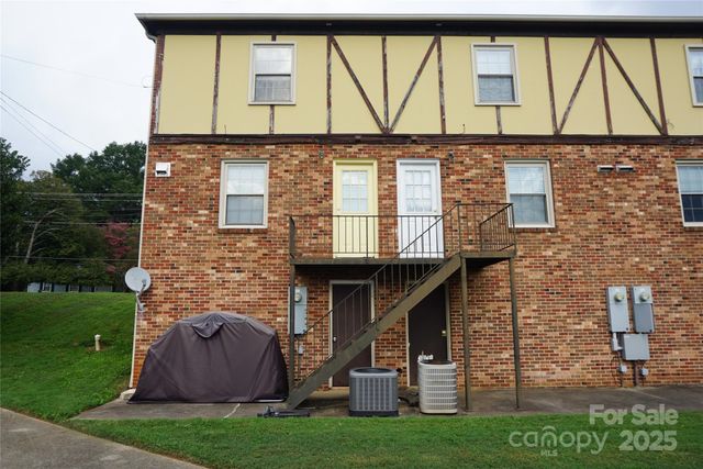 1335 12th Street Drive NW 8, Hickory, NC 28601