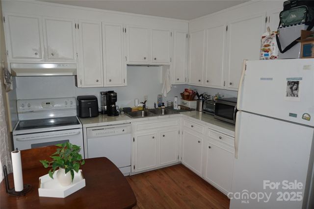 1335 12th Street Drive NW 8, Hickory, NC 28601