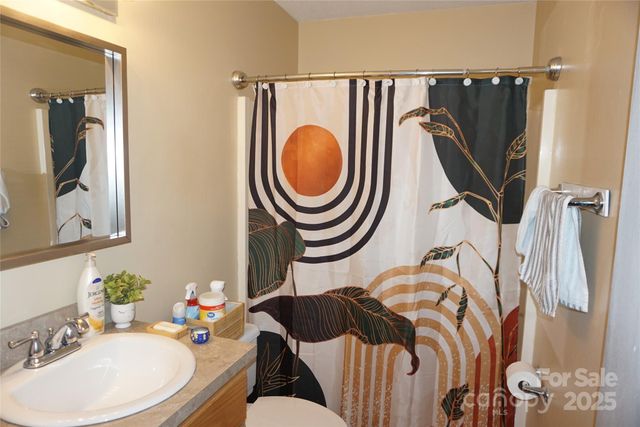 1335 12th Street Drive NW 8, Hickory, NC 28601