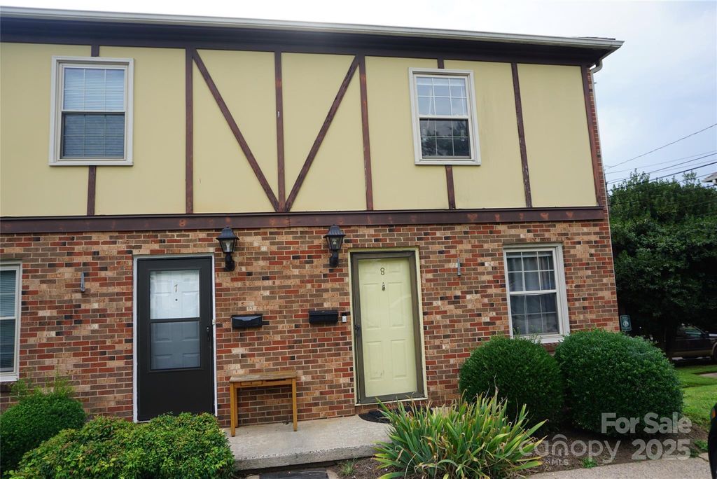 1335 12th Street Drive NW 8, Hickory, NC 28601