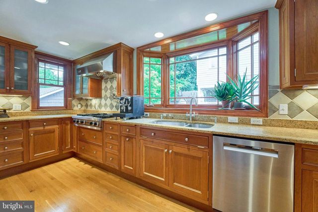3113 2ND RD N, Arlington, VA 22201