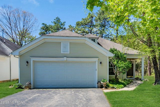 52 Summerwinds Drive, Lakewood, NJ 08701
