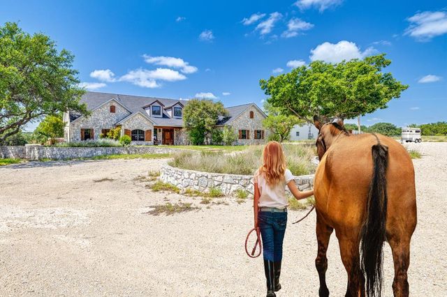 6873 Green Oaks Dr, Christoval, TX 76935