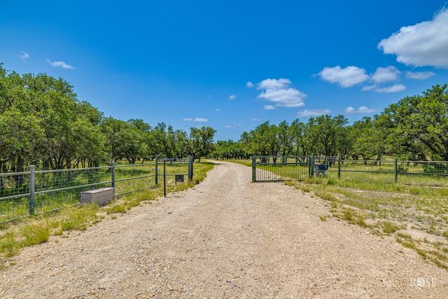 6873 Green Oaks Dr, Christoval, TX 76935