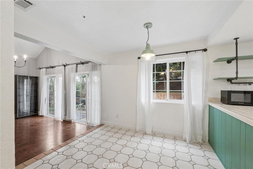 Image 13 of property listing at 9319 Rowell, Chatsworth, CA 91311