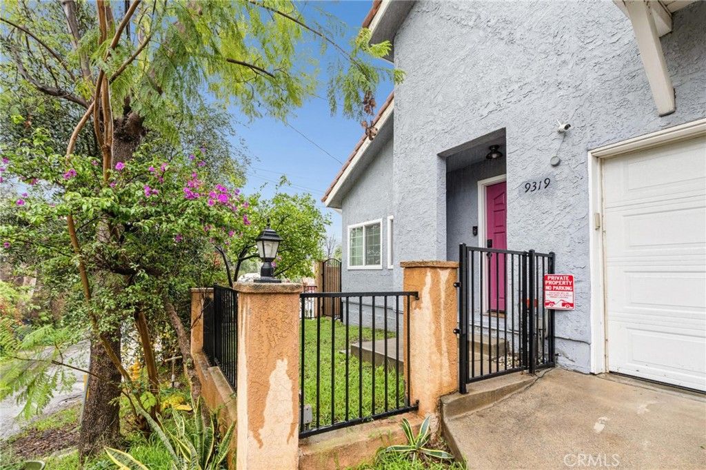 Image 3 of property listing at 9319 Rowell, Chatsworth, CA 91311