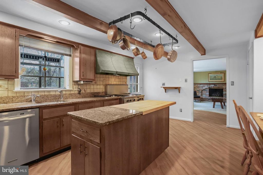 Image 9 of property listing at 11209 FARMLAND DR, Rockville, MD 20852