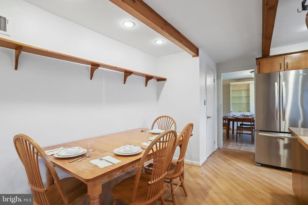 Image 10 of property listing at 11209 FARMLAND DR, Rockville, MD 20852