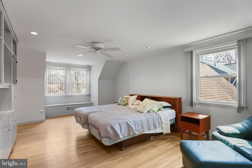 Image 38 of property listing at 11209 FARMLAND DR, Rockville, MD 20852