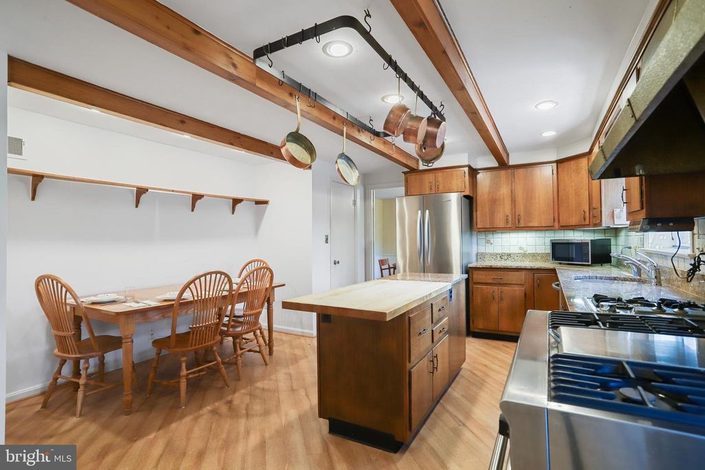 Image 7 of property listing at 11209 FARMLAND DR, Rockville, MD 20852