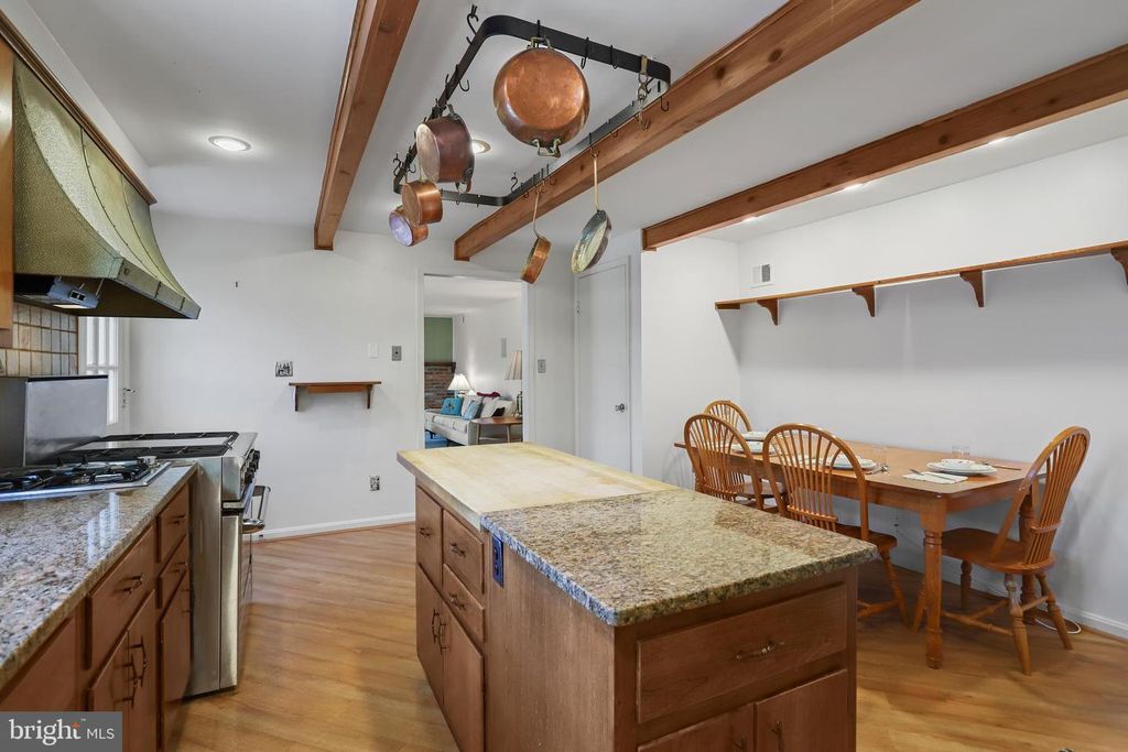 Image 8 of property listing at 11209 FARMLAND DR, Rockville, MD 20852