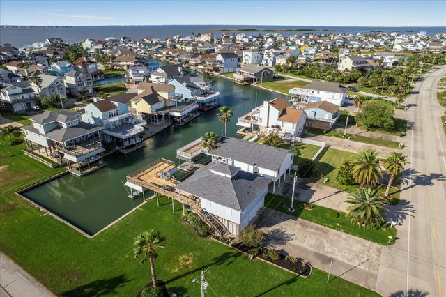 1007 Tiki, Tiki Island, TX 77554