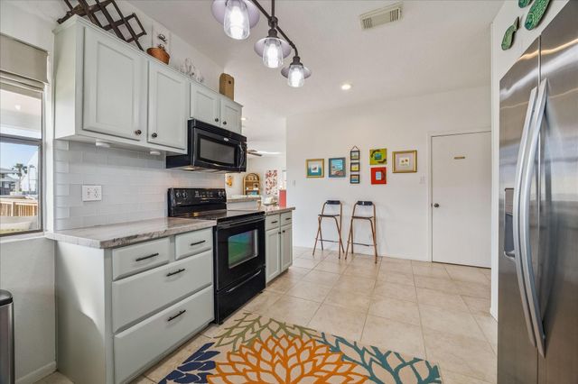 1007 Tiki, Tiki Island, TX 77554
