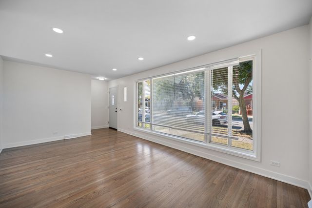 4745 S Leamington Avenue, Chicago, IL 60638